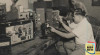 Foto aktivitas Pegawai Radio Nasional Indonesia  mengecek peralatan di Studio. Jakarta. 15 Maret 1950. Radio Nasional Indonesia yang sekarang dikenal dengan Radio Republik Indonesia (RRI).  Sumber : ANRI. Kementerian Penerangan Wilayah Jakarta 1950 No 254
