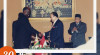 Foto Menteri Luar Negeri RI Alwi Shihab berjabat tangan dengan Menteri Luar Negeri Zimbabwe Stan Mudenge pada acara KTT G15 ke-11 di Jakarta Hilton Convention Center, 30 Mei 2001. Tampak Presiden RI K.H. Abdurrahman Wahid di belakang Menteri Alwi Shihab.